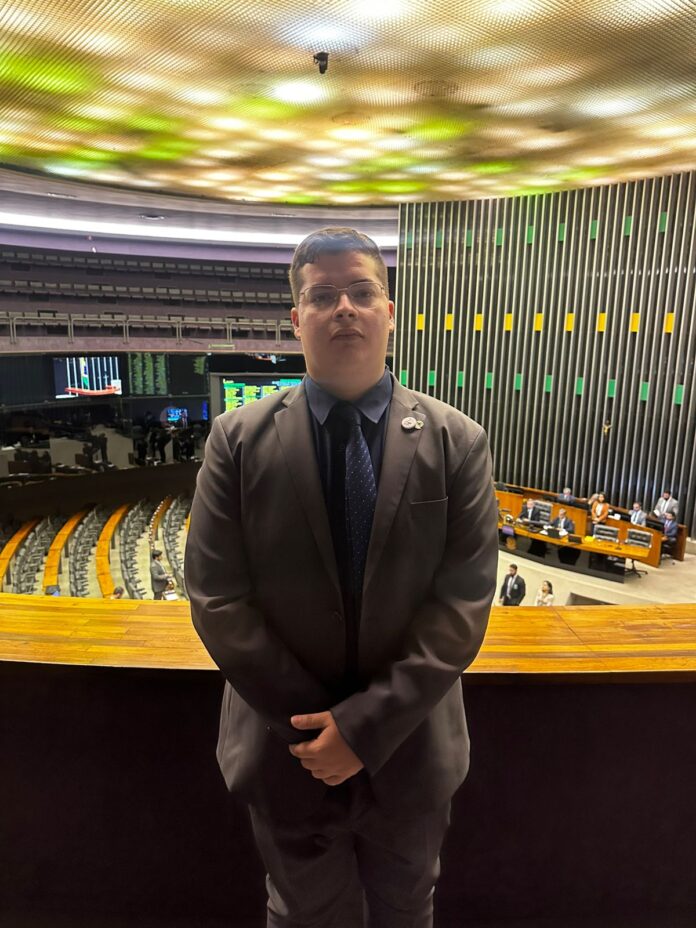 10 - O estudante teve a oportunidade de ver de perto uma sessão da Câmara dos deputados