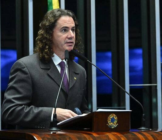 Na tribuna do Senado, Veneziano detalha dados econômicos positivos do governo Lula e rebate discursos da oposição