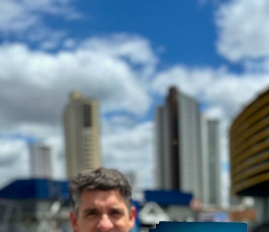 Por mais um ano, deputado Tovar realiza prestação de contas nos semáforos e ruas de Campina Grande