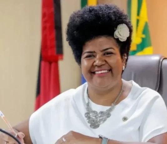 Jô Oliveira entrega Título de Cidadania Campinense a Luiza Erundina no Teatro Municipal Severino Cabral