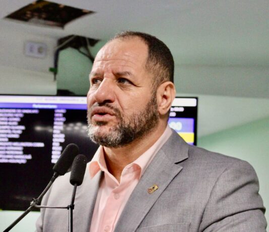 Vereador denuncia atraso de salários e trabalhadores terceirizados da saúde suspendem atividades