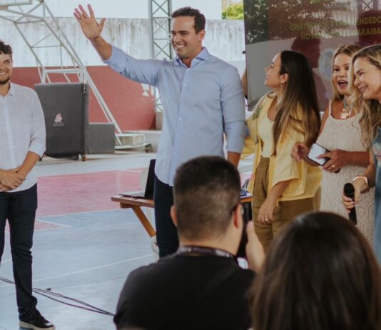 Lucas Ribeiro visita artesãos alojados na capital pelo Governo da Paraíba durante o Salão do Artesanato