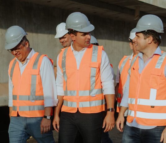 Lucas Ribeiro inspeciona obra da Ponte do Futuro, que atinge 50% de conclusão e projeta desenvolvimento da região