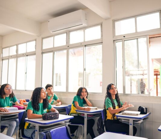 Enquanto o Brasil registra queda no número de crianças e jovens na escola, Campina registra crescimento nas matrículas