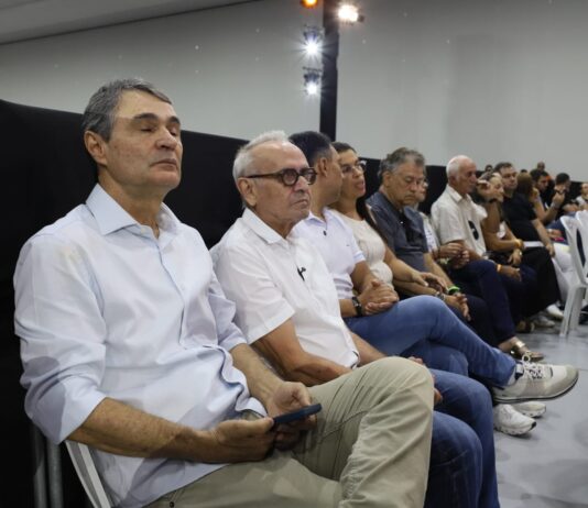 Candidatos ao governo do Estado participaram da missa de encerramento do CRESCER