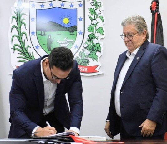 João Azevêdo transmite cargo para Lucas Ribeiro que assume interinamente o governo até 1º de março