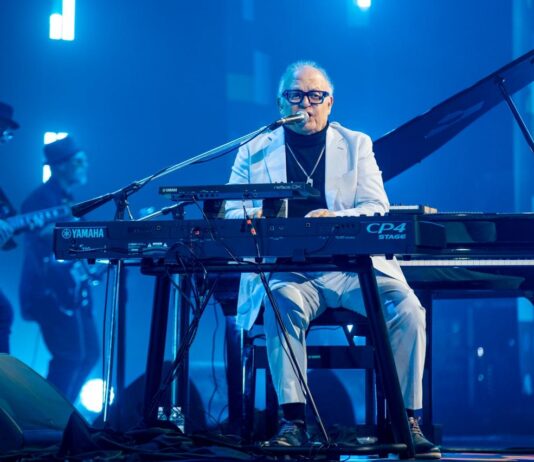 Guilherme Arantes celebra 50 anos de carreira com a turnê “50 Anos-Luz” dia 10 de abril no Teatro Pedra do Reino