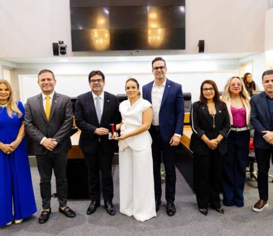 ALPB concede Medalha Epitácio Pessoa à segunda-dama do Estado, Camila Mariz Ribeiro