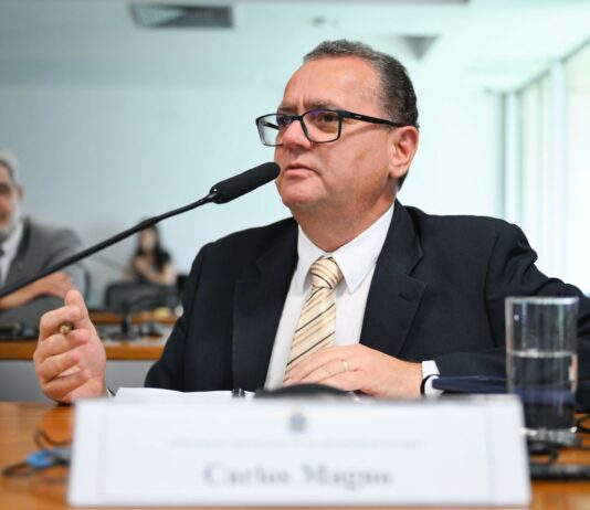 Conselho de Comunicação do Congresso Nacional debate ECA Digital e Carlos Magno alerta pais para rotina dos filhos nas redes