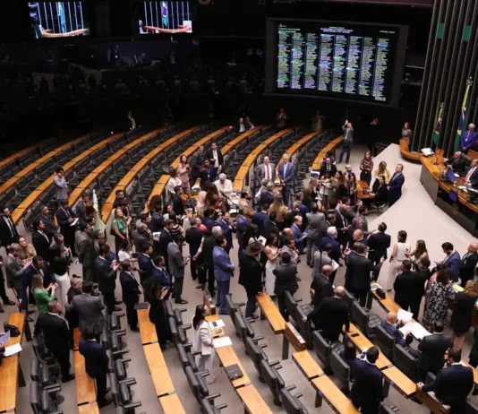 Congresso derruba veto de Lula e mantém PL da Dosimetria. Medida beneficia condenados por golpe de Estado