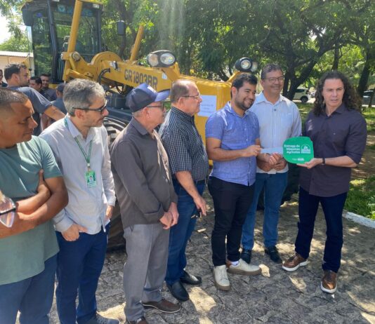 Veneziano entrega motoniveladoras para mais seis municípios paraibanos, em parceria com o Ministério da Agricultura
