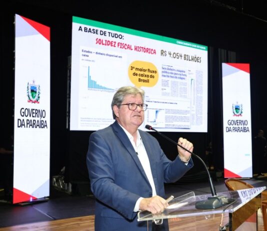 João Azevêdo transmite o cargo de governador para Lucas Ribeiro nesta quinta-feira