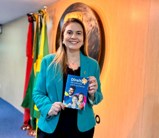De autoria da Vereadora Carol Gomes, Cartilha dos direitos dos autistas começa a ser distribuída em Campina Grande