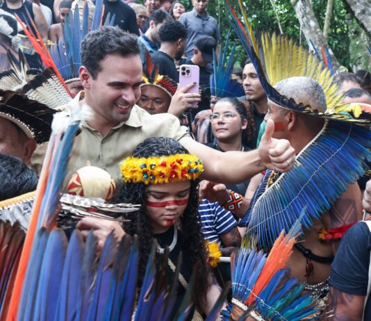 Governador Lucas Ribeiro participa de celebração do Dia dos Povos Indígenas e realiza entregas em Baía da Traição