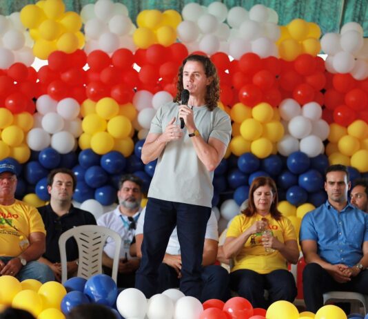 Veneziano representa o Governo Lula na assinatura da Ordem de Serviço para a construção de 150 casas em Sapé