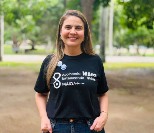 Carol Gomes participa da abertura do ‘Maio Furta-Cor’ e reforça defesa da saúde mental materna