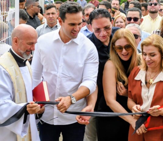 Governador Lucas Ribeiro inaugura escola integral, entrega ônibus escolares e autoriza obras de saneamento em Queimadas