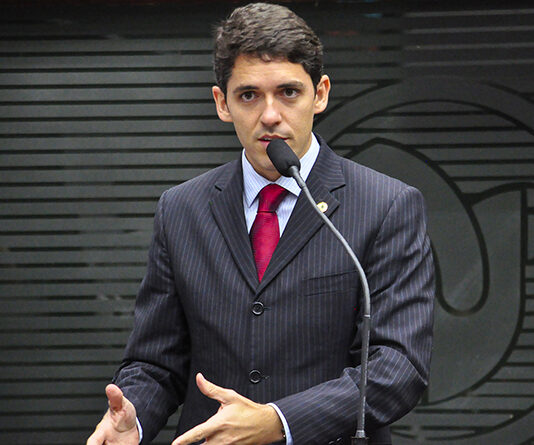 Tovar apresenta trabalho de instituições filantrópicas de Campina a Cícero Lucena