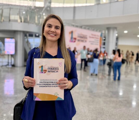 Carol Gomes reforça compromisso com a primeira infância em seminário estadual sobre a temática