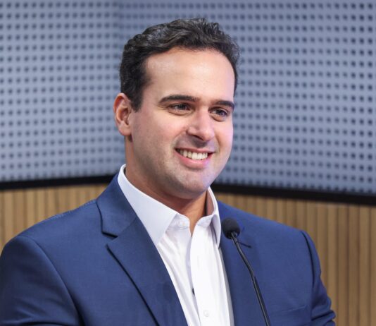 Governador Lucas Ribeiro anuncia antecipação da primeira parcela do 13º salário para 10 de junho no valor de R$ 303,7 milhões