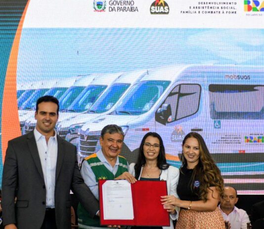 Governador Lucas Ribeiro e ministro Wellington Dias entregam veículos para ampliar acesso aos serviços da assistência social na Paraíba