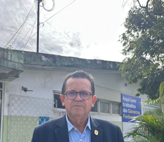 Olimpio constata extrema precariedade em posto de saúde com placa de obra que deveria ter sido concluída em 2025