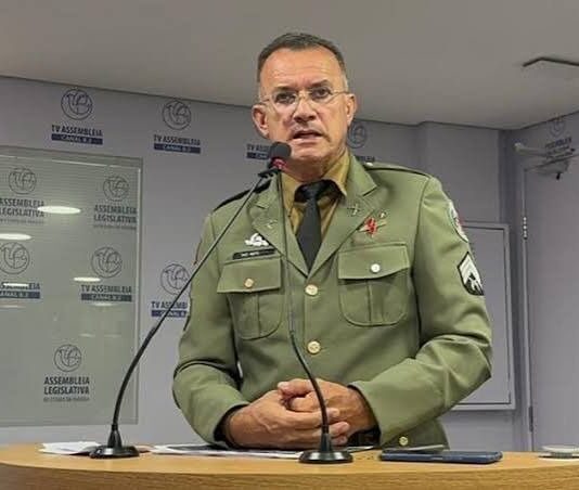 Sargento Neto sai em defesa de delegados e critica fala do presidente da República O deputado estadual Sargento Neto (PL) reagiu às declarações do presidente Luiz Inácio Lula da Silva, que sugeriu a devolução de celulares roubados através dos Correios por um suposto medo da população em frequentar delegacias. A fala ocorreu durante um discurso sobre um plano do governo federal para estimular a devolução de celulares roubados e furtados aos seus donos. O plano prevê um sistema de encaminhamento de notificações a celulares roubados para que quem estiver em posse do aparelho saiba da origem ilícita e realize a devolução, que pode ser em agências dos Correios. “Quero devolver nos Correios, porque na delegacia as pessoas têm medo do tipo de delegado ou policial que vai encontrar”, comentou Lula. As declarações geraram forte repercussão e críticas de diversos segmentos, sobretudo entidades que representam delegados e policiais civis em geral. O deputado estadual Sargento Neto saiu em defesa da categoria e cobrou mais respeito por parte do presidente em relação aos homens e mulheres que atuam nas forças de segurança pública. “É notória a posição do presidente da República contrária aos agentes de segurança em nosso país. Desta vez, os delegados foram o alvo da sanha do descondenado, que por outro lado se ofende quando criminosos do PCC e do Comando Vermelho são classificados como terroristas. Lula, respeite os cidadãos de bem deste país que fazem a segurança pública”, criticou Sargento Neto.