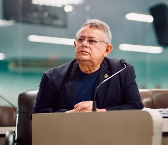 Lei de autoria de Pimentel Filho garante espaço para artistas locais na abertura e encerramento de shows em Campina Grande