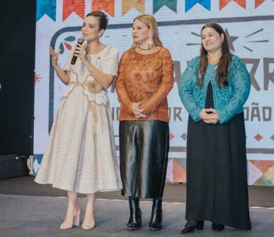 Desfile encanta público e primeira-dama Camila Mariz destaca criatividade e riqueza cultural no 42º Salão do Artesanato Paraibano