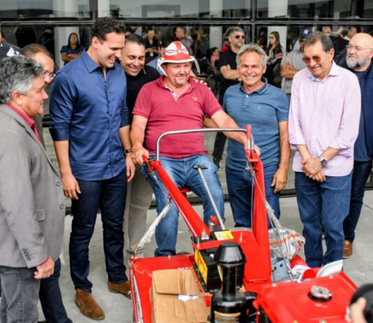 Governador Lucas Ribeiro entrega 174 microtratores e destaca aprovação de mais de R$ 400 milhões para a agricultura familiar