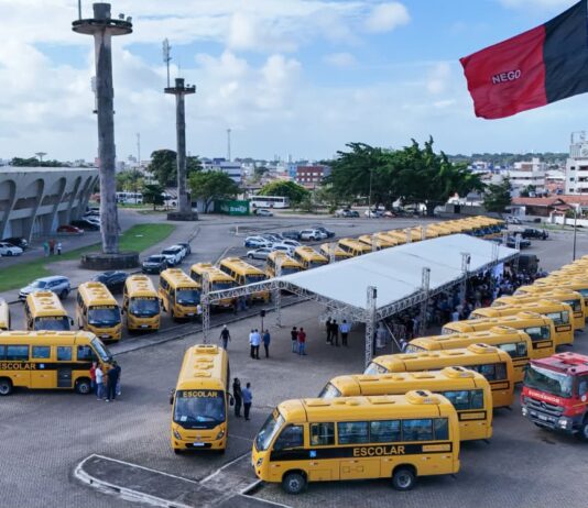 Governador Lucas Ribeiro entrega novos ônibus escolares com investimento de R$ 22 milhões
