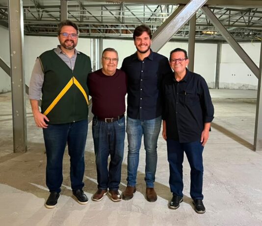Olimpio Oliveira visita obras da Biblioteca José Pedrosa ao lado do filho do homenageado