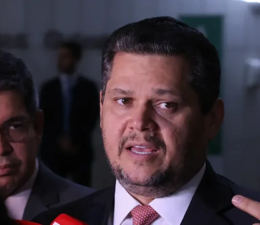 Alcolumbre envia PEC do fim da escala 6×1 para CCJ do Senado. Relator será o senador Omar Aziz (PSD-AM)