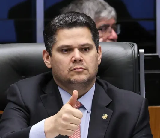 Alcolumbre destrava PEC do fim da 6×1 após conversas com Lula. Senador estava para encaminhar proposta para análise desde maio