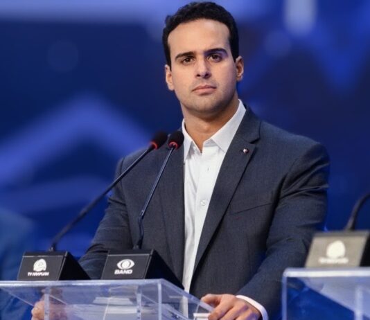 Lucas anuncia calendário de promoção na PM e destaca avanços na educação em primeiro debate
