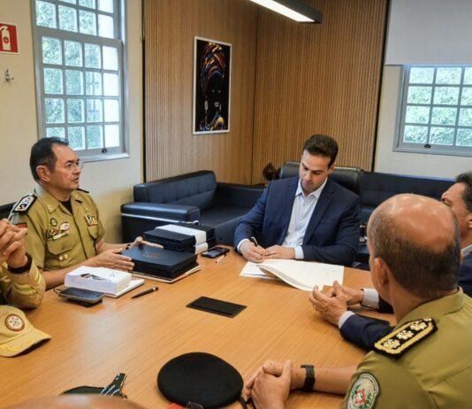 Lucas Ribeiro assina atos promocionais de policiais e bombeiros militares