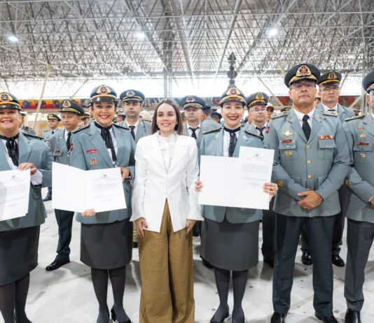Primeira-dama Camila Mariz participa de entrega da mais alta comenda da PM e de anúncio de quase 3 mil promoções