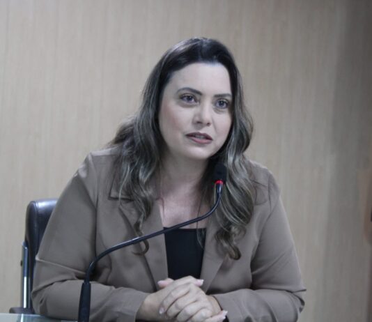 Waléria Assunção cobra fiscalização da Lei das Filas e questiona demora no atendimento ao consumidor em Campina Grande