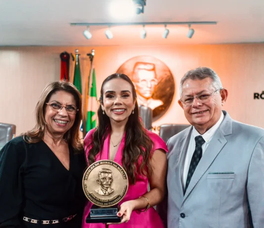 Pimentel Filho destaca trajetória de Camila Mariz e importância da luta contra a violência doméstica