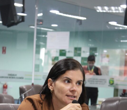 Vereadora Kallyna apresenta documentos e defende Governo da Paraíba sobre terreno para escola no Aluízio Campos