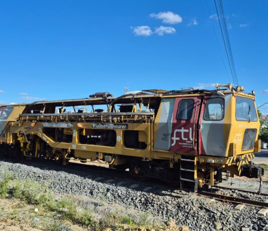 Obras do VLT avançam com chegada de máquina especializada para nivelamento e alinhamento da via permanente