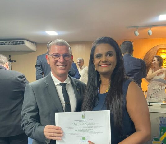 Coordenadora de curso da UNINASSAU recebe homenagem da Câmara Municipal