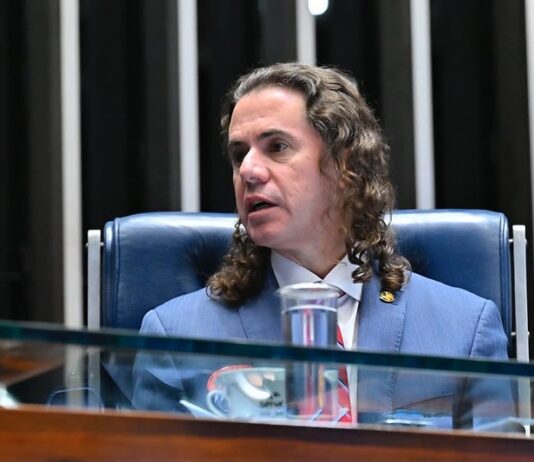 Ao orientar voto pelo fim da escala 6×1, Líder Veneziano alerta: Flávio Bolsonaro eleito revogaria a nova norma