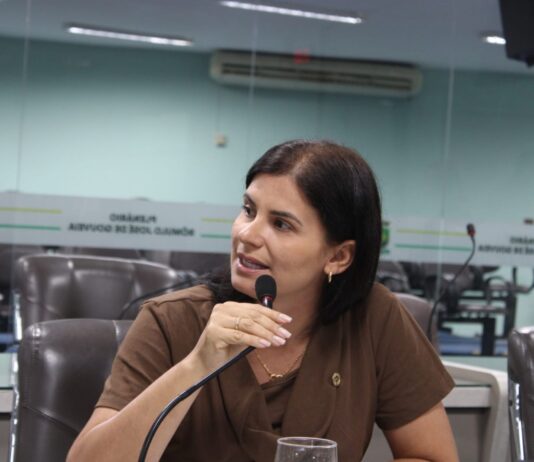 KALLYNA FISCALIZA CRECHE QUE ESTÁ HÁ MAIS DE 10 ANOS SEM FUNCIONAR E COBRA RESPOSTAS SOBRE A OBRA