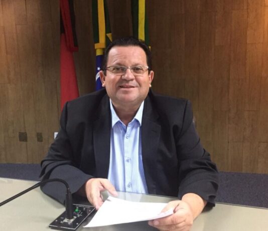 Olímpio Oliveira defende mudanças na lei do décimo quarto salário dos profissionais da educação