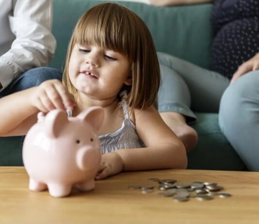 Educação financeira para cada fase da infância: quanto guardar hoje para a faculdade