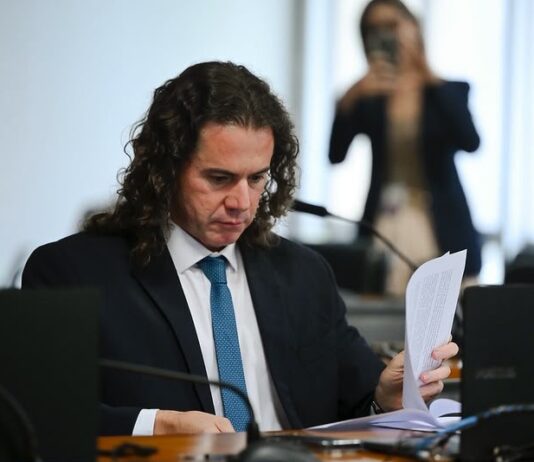 Veneziano já está em Brasília para votar e articular a aprovação do fim da escala 6×1, sem redução salarial