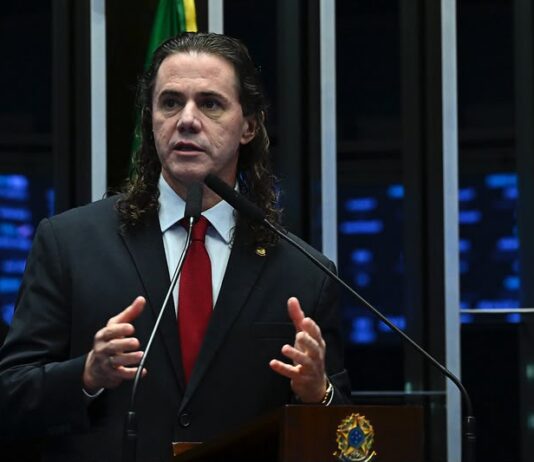 Na tribuna do Senado, Veneziano denuncia tentativa de compra de mandato de Senador na Paraíba