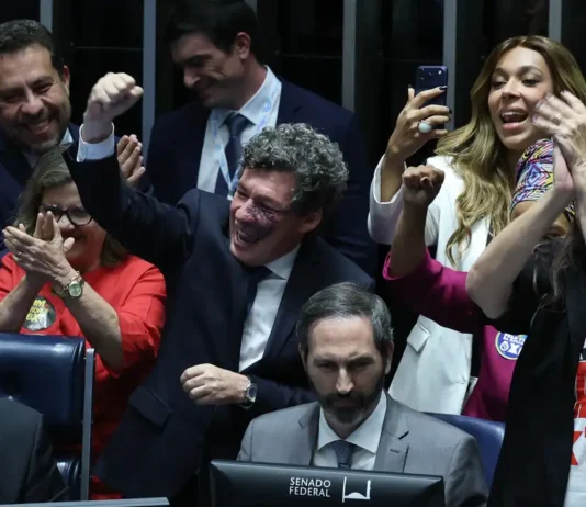 Senado aprova fim da escala 6×1 e redução da jornada de trabalho. Decisão é vista como maior vitória de trabalhadores desde Constituinte