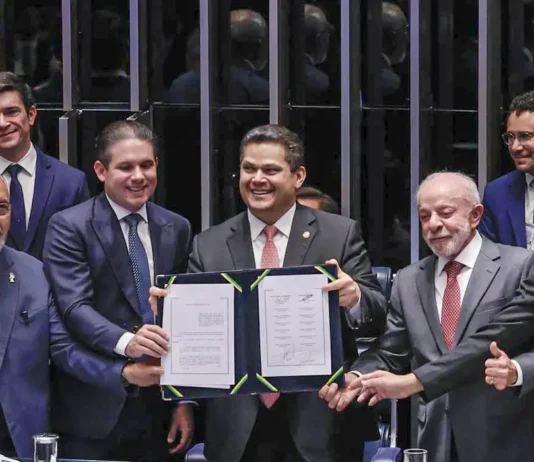 Congresso promulga emenda do fim da 6×1; escala 5×2 começa em 60 dias. PEC foi aprovada no Senado na quarta por 75 votos contra 1